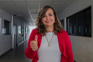 VOTAN LA CANDIDATA Y EL CANDIDATO A RECTORA DE UAQ