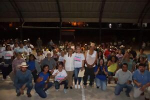 SONIA PONCE FIRMA COMPROMISO CON BARRIO SAN ESTEBAN.