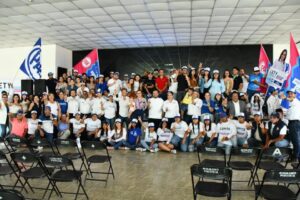 LA CANDIDATA LUPITA PÉREZ SE REÚNE CON JÓVENES DE SU MUNICIPIO.