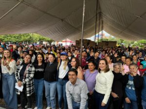 LUPITA PÉREZ ENTREGA APOYOS DE EQUIPAMIENTO DE VIVIENDA EN EZEQUIEL MONTES.