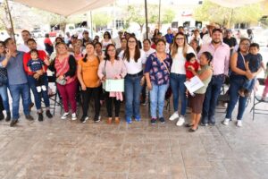 LUPITA PÉREZ REALIZA LA ENTREGA SIMBÓLICA DE CUARTOS PARA VIVIENDA EN SU MUNICIPIO.