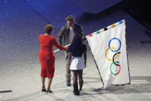 PARÍS ENTREGA A LOS ÁNGELES LA BANDERA OLÍMPICA; TOM CRUISE REALIZA ESPECTACULAR APARICIÓN