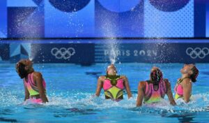 SIRENAS MEXICANAS INVOCAN A DIOSA AZTECA EN RUTINA ACROBÁTICA