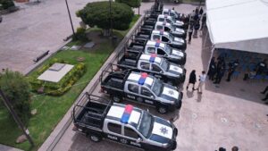 LUPITA PÉREZ HACE ENTREGA DE 8 PATRULLAS, UNIFORMES Y SISTEMAS DE COMUNICACIÓN AVANZADOS EN SU MUNICIPIO.