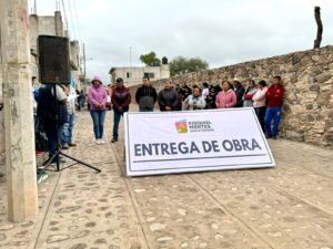 LUPITA PÉREZ MONTES ENTREGÓ LA CALLE REHABILITADA, LUIS DONALDO COLOSIO, EN LA LOCALIDAD DE EL JAGÜEY GRANDE.