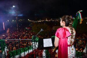 LA PRESIDENTA LUPITA PÉREZ, REALIZÓ EL TRADICIONAL GRITO DE INDEPENDENCIA