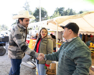MAURICIO CÁRDENAS ENTREGA VÍVERES RECOLECTADOS A CIUDADANOS AFECTADOS POR EL INCENDIO EN LA SIERRA GORDA