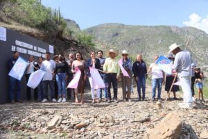 LA PRESIDENTA MUNICIPAL DE PEÑAMILLER ANA KAREN JIMÉNEZ, DA INICIO A UNA OBRA EN BENEFICIO DE LA COMUNIDAD DE EL GUAMÚCHIL