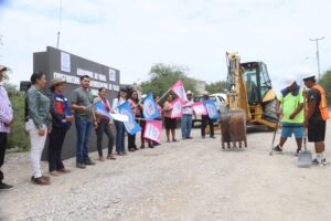 EN PEÑAMILLER DAN BANDERAZO DE ARRANQUE DE OBRA PAVIMENTACIÓN DE LA CALLE EN SAN LORENZO