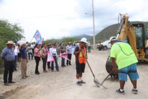 ARRANQUE DE 2DA ETAPA DE PAVIMENTACIÓN CALLE RUMBO AL PANTEÓN DE EXTORAZ, PEÑAMILLER