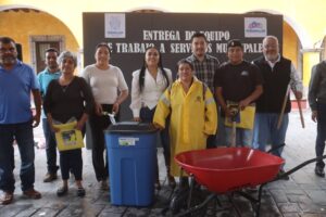 ENTREGA DE EQUIPAMIENTO AL PERSONAL DE SERVICIOS PÚBLICOS MUNICIPALES EN PEÑAMILLER