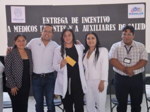 ENTREGAN EN PEÑAMILLER INCENTIVOS A MÉDICOS PASANTES Y EQUIPAMIENTO A AUXILIARES DE LA SALUD