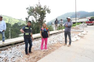 LA PRESIDENTA MUNICIPAL DE PINAL DE AMOLES, LUPITA RAMÍREZ PLAZA, SUPERVISÓ LOS TRABAJOS DE REHABILITACIÓN EN LA ENTRADA PRINCIPAL HACIA EL BARRIO LA LOMA,