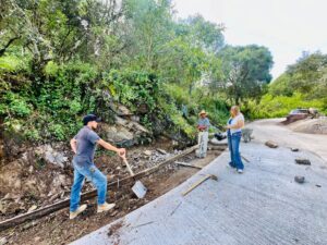 LA PRESIDENTA MUNICIPAL DE PINAL DE AMOLES, LUPITA RAMÍREZ PLAZA, REALIZÓ UN RECORRIDO DE SUPERVISIÓN POR LA CONSTRUCCIÓN DE RAMPA DE CONCRETO HIDRÁULICO EN EL CAMINO PUERTO DE HUILOTLA –HUILOTLA, TERCERA ETAPA.