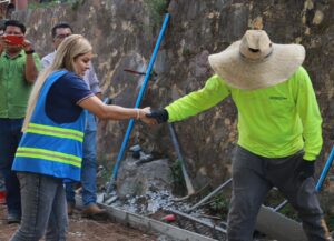 GOBIERNO MUNICIPAL DE PINAL DE AMOLES SUPERVISA LA CONSTRUCCIÓN DE UNA RAMPA CON CONCRETO HIDRÁULICO EN EL CAMINO A RANCHO,