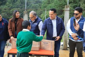 ENTREGA DE PAQUETES ESCOLARES Y UNIFORMES DEPORTIVOS A ALUMNOS DE PINAL DE AMOLES