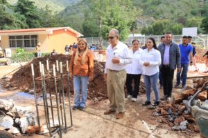 PINAL DE AMOLES SUPERVISA LA CONSTRUCCIÓN DE LA TECHUMBRE EN LA TELESECUNDARIA “PLUTARCO ELÍAS CALLES”