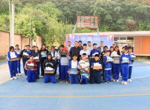 EN PINAL DE AMOLES ENTREGA DE TENIS DEPORTIVOS A LOS ALUMNOS DE LA TELESECUNDARIA “JOAQUÍN FERNÁNDEZ DE LIZARDI”
