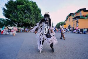 ACUDE FELIFER MACÍAS AL TRADICIONAL FESTEJO DE LOS CONCHEROS EN EL CENTRO DE LA CIUDAD