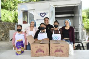 RUBÉN HERNÁNDEZ Y CECI UGALDE, PONEN EN MARCHA EL COMEDOR MÓVIL DEL DIF ESTATAL EN SABINO CHICO