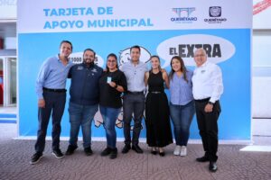 ENTREGA FELIFER MACÍAS TARJETAS EL EXTRA PARA FORTALECER LA ECONOMÍA FAMILIAR