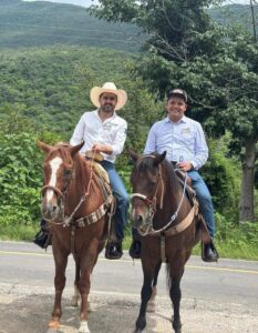 EL ING. IVÁN ZÁRATE MUÑOZ ACOMPAÑÓ A AGUSTÍN DORANTES EN LA GRAN CABALGATA DE CONCÁ, REALIZADA EN HONOR A SAN MIGUEL ARCÁNGEL COMO PARTE DE LAS FIESTAS PATRONALES.