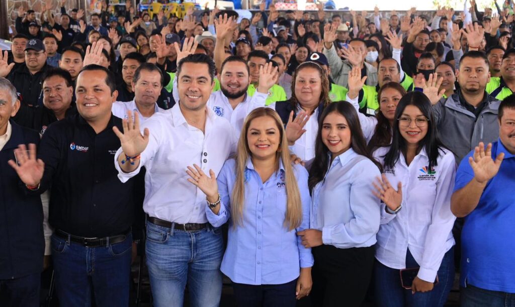LA PRESIDENTA MUNICIPAL DE PINAL DE AMOLES, LUPITA RAMÍREZ PLAZA, RECIBIÓ LA DONACIÓN DE 8 VEHÍCULOS POR PARTE DEL MUNICIPIO DE QUERÉTARO.