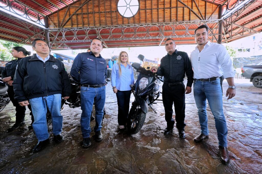 RESPALDA FELIFER MACÍAS A LA SIERRA GORDA CON ENTREGA DE VEHÍCULOS PARA DISTINTAS ÁREAS MUNICIPALES
