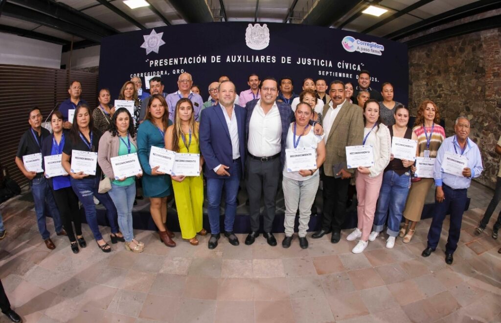 CHEPE GUERRERO PRESENTA A LOS AUXILIARES DE JUSTICIA CÍVICA EN CORREGIDORA: VECINOS QUE CONSTRUYEN SEGURIDAD