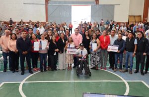 ENTREGA GASPAR TRUEBA ESCRITURAS PÚBLICAS A 174 FAMILIAS COLONENSES