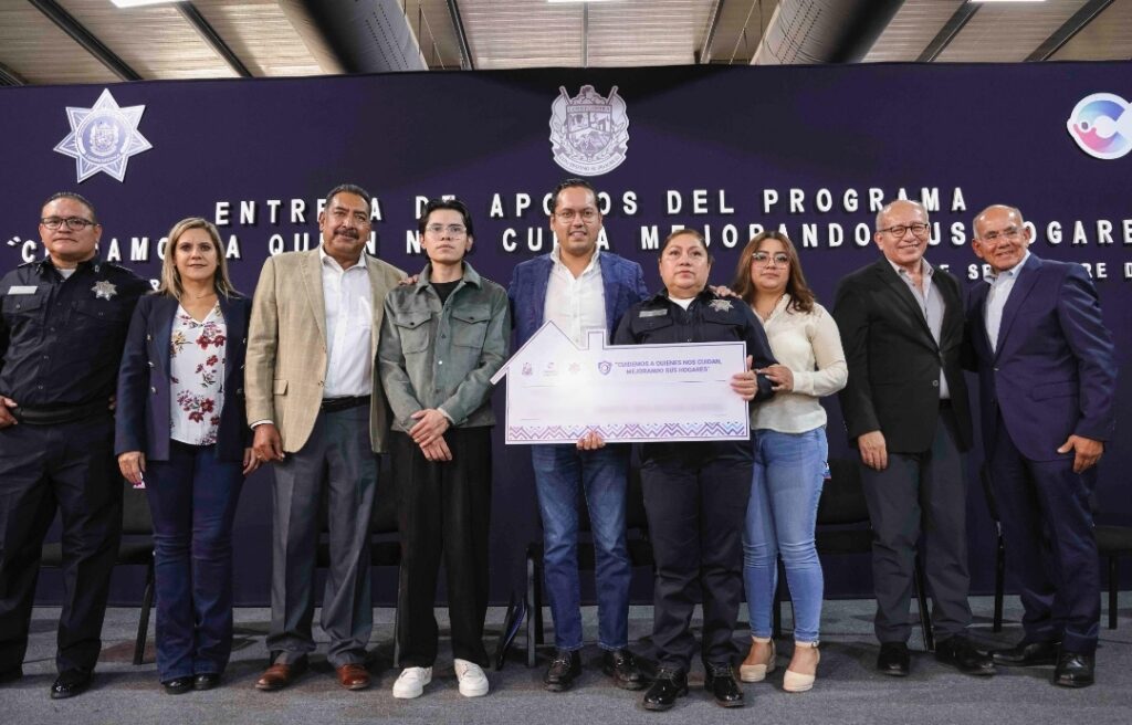 CHEPE GUERRERO ENTREGA INCENTIVOS ECONÓMICOS PARA LA VIVIENDA DE POLICÍAS DE CORREGIDORA