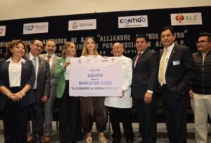 ATESTIGUA CAR HERRERA LA ENTREGA DE EQUIPO PARA EL BANCO DE OJOS ALEJANDRO ALVERDE CASTRO