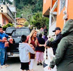 LUPITA RAMÍREZ REFUERZA EL APOYO ALIMENTARIO CON ENTREGA DE JITOMATE CHIRRIS EN DISTINTOS BARRIOS DE LA CABECERA MUNICIPAL DE PINAL DE AMOLES
