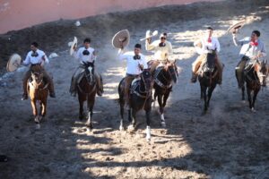 LA «FERIA COLÓN 2025» SE DESBORDA DE ALEGRÍA CON DESFILE, CABALGATA Y CHARREADA