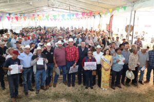 ENTREGA GASPAR TRUEBA SEMILLA FORRAJERA A PEQUEÑOS GANADEROS DE COLÓN