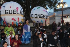 ¡DESFILE “CALENDA LA GUELAGUETZA” EN AMEALCO!