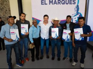 RODRIGO MONSALVO ENTREGA MÁS DE 300 ESCRITURAS A FAMILIAS MARQUESINAS