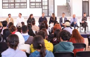 CHEPE GUERRERO ENTREGA BARDA PERIMETRAL EN ESCUELA DE BACHILLERES UAQ, EN CHARCO BLANCO