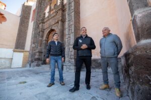 ROBERTO CABRERA RECORRE TRABAJOS DE REHABILITACIÓN DE LA PARROQUIA DE SANTO DOMINGO, SJR