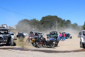 OSCAR PÉREZ MARTÍNEZ DA EL BANDERAZO DE SALIDA A LA RODADA RZR EN AMEALCO