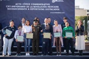 ROBERTO CABRERA ENCABEZA ACTO CÍVICO POR EL 115 ANIVERSARIO DE LA REVOLUCIÓN MEXICANA Y ENTREGA RECONOCIMIENTOS A DEPORTISTAS DESTACADOS