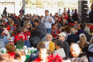 ASISTE FELIFER MACÍAS A LA POSADA DE ADULTOS MAYORES
