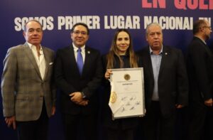 ENTREGA EL TITULAR DE LA SECON CERTIFICADOS DE EMPRESAS ANTICORRUPCIÓN