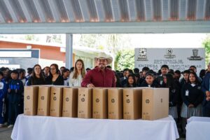 PRESIDENTE DEL MUNICIPIO BETO NAVA ENTREGA  EQUIPOS DE CÓMPUTO A ESTUDIANTES DE EPIGMENIO GONZÁLEZ, PEDRO ESCOBEDO