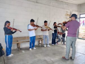 CLASES DE VIOLÍN ESTILO HUASTECO EN LAS DELEGACIONES DE TOLIMÁN