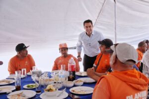 RECONOCE FELIFER MACÍAS A TRABAJADORES DE LA SECRETARÍA DE OBRAS PÚBLICAS POR EL “DÍA DE LA SANTA CRUZ”
