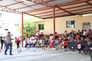 LA PRESIDENTA MUNICIPAL ANA KAREN JIMÉNEZ, DA CONTINUIDAD CON EL RECORRIDO DE CELEBRACIÓN CON MOTIVO DEL DÍA DEL NIÑO Y EL DÍA DE LAS MADRES.