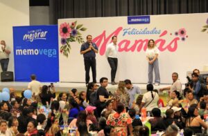 MEMO VEGA RINDE HOMENAJE A LAS MAMÁS DE SAN JUAN DEL RÍO