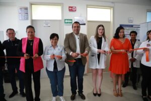 INAUGURAN GASPAR TRUEBA Y LA DRA. MARTINA PÉREZ EL PRIMER LABORATORIO SANGUÍNEO EN EL CENTRO DE SALUD DE COLÓN