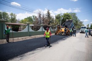 SUPERVISA ROBERTO CABRERA INICIÓ DE BACHEO EN EL ACCESO A LA ESTANCIA